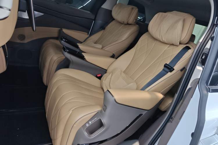 Used Denza D9 2022 DM-i 970 Four-Wheel Drive Prestige Model Left Rear Seat