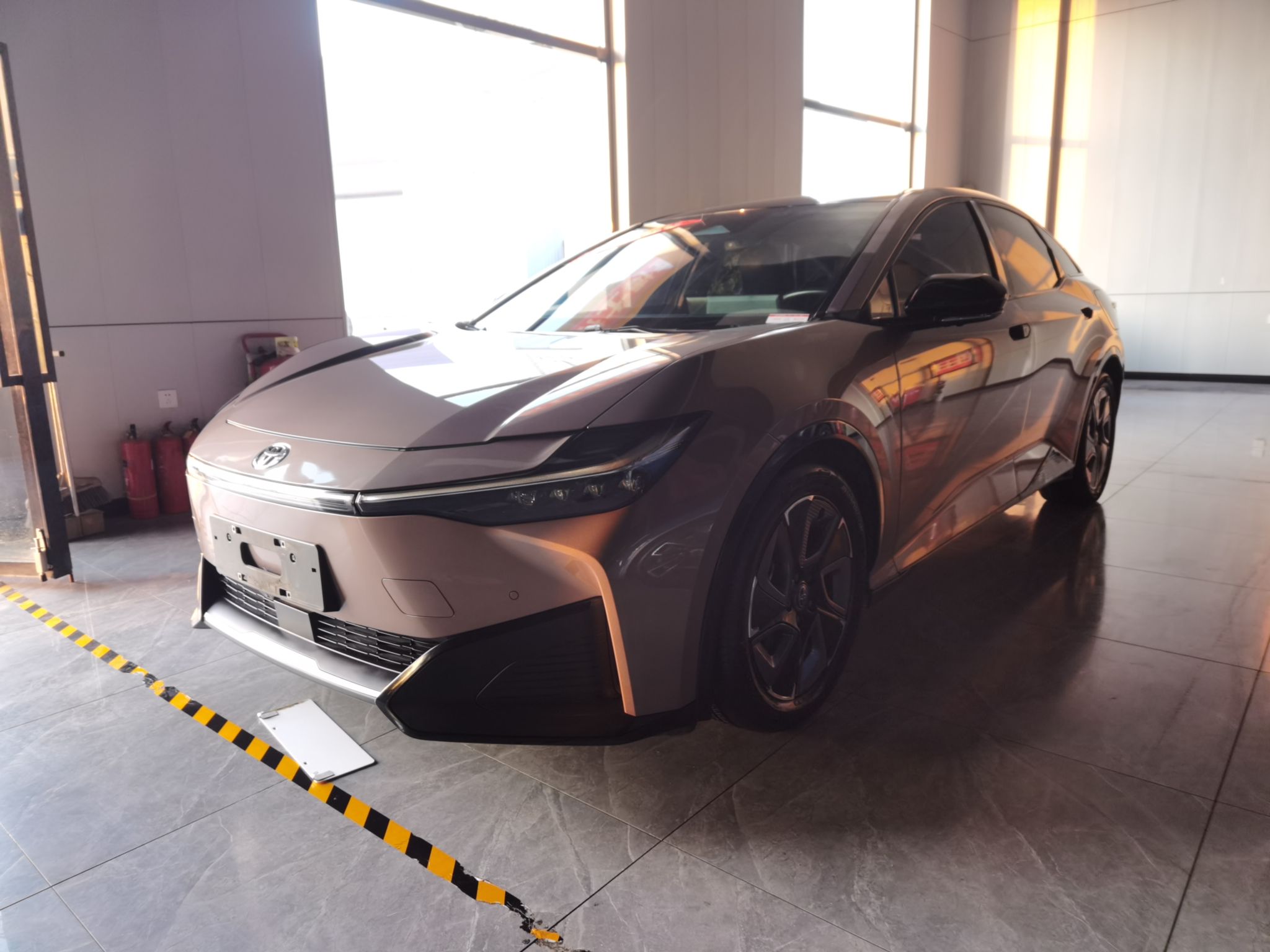 تحت مقدمة السيارة