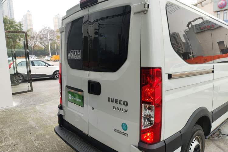 Used Iveco Eurocargo 2021 3.0T Automatic Chao Rui Short Wheelbase Low-Roof Side-Sliding Door F1C
