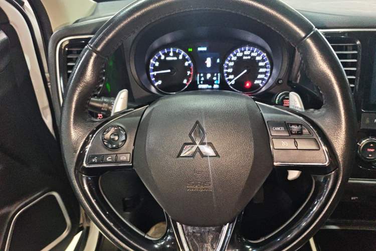 Used Mitsubishi Outlander 2018 2.4L 4x4 Luxury Edition 7-Seater Audio And AC Panel