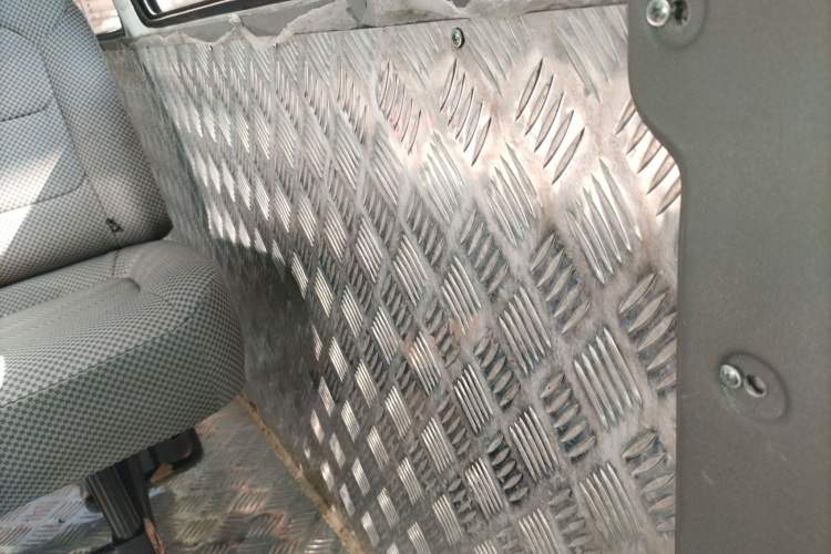 Used Iveco Daily 2021 2.5T A35 M1 Passenger Van 5-9 Seater Short Wheelbase Mid-Roof Design Dual Tires Side Sliding Door
