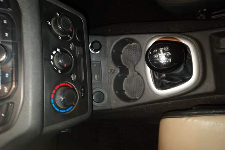 Used Dongfeng Fengon 330 2019 1.5L 330S Manual Luxury Van China VI Standard