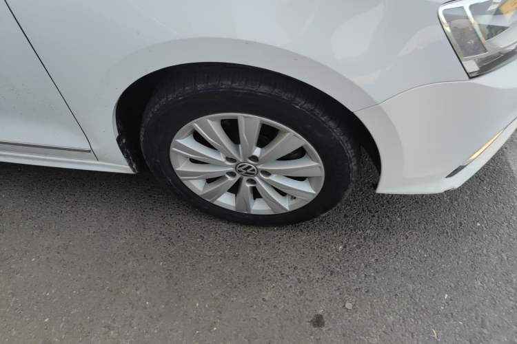 Used Volkswagen Sagitar 2015 1.6L Automatic Comfort Model Right Front Wheel Hub