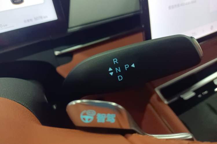 Used BYD Tang L 2025 EV with 670 km Range LiDAR and Premium Features Gear Lever