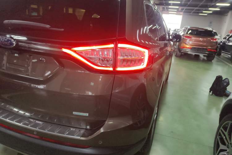 Used Ford Edge 2015 2.0T GTDi Two-Wheel-Drive High-Line Version
