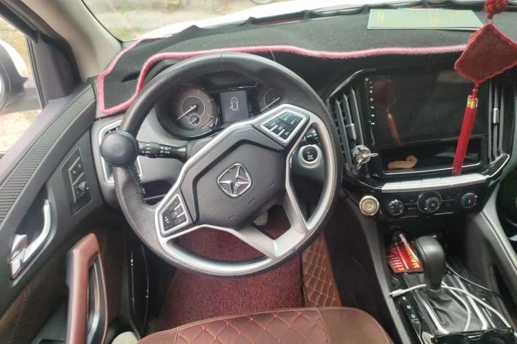 Used JMC Yusheng S350 2016 2.4T Automatic 2WD Diesel Luxury Version with Sunroof 7 Seats
