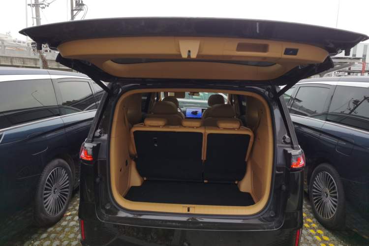 Used VOYAH Dream 2025 PHEV Four-Wheel-Drive Flagship Kunpeng Edition Trunk