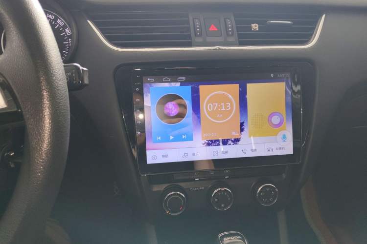 Used Skoda Octavia 2017 Classic Model 1.6L Automatic Comfort Edition Audio And AC Panel