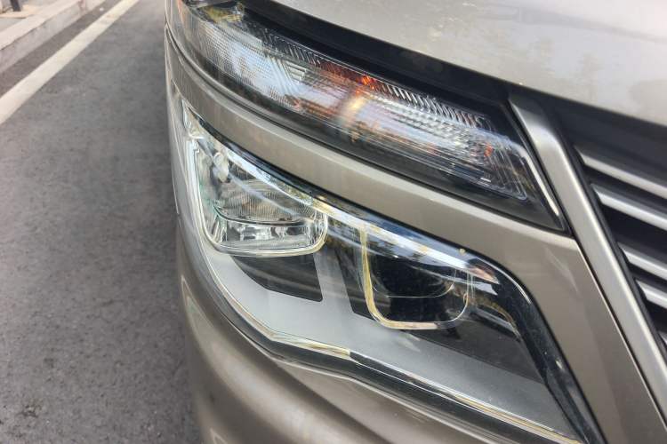 Used FORTHING Lingzhi 2022 M5L 1.6L Utility Model 7 Seats Right Front Headlight