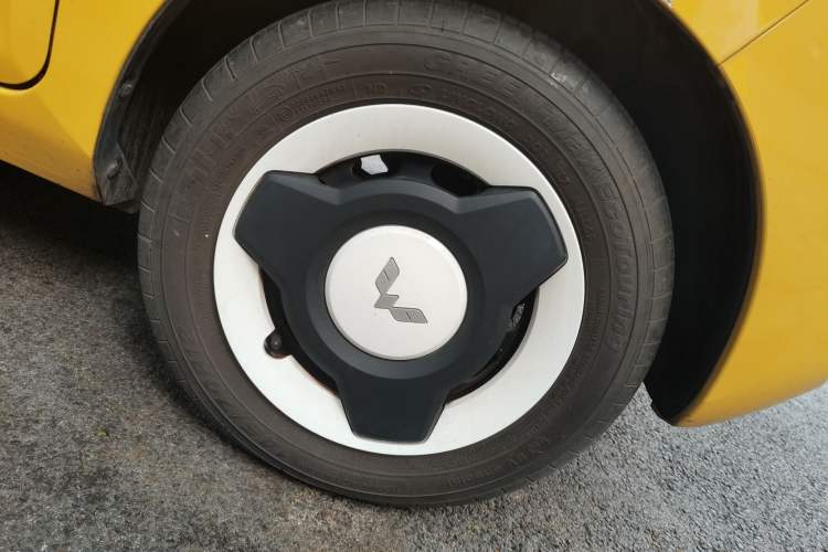Used Wuling Hongguang MINIEV 2021 Macaron Premium Model – Lithium-NMC Right Front Wheel Hub