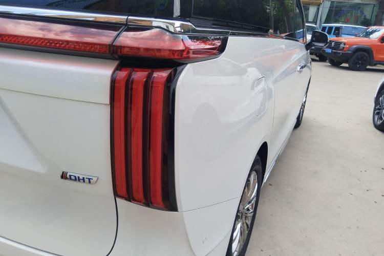 Used Wey Gaoshan 2023 Four-Wheel Drive Flagship Edition Right Rear Taillight