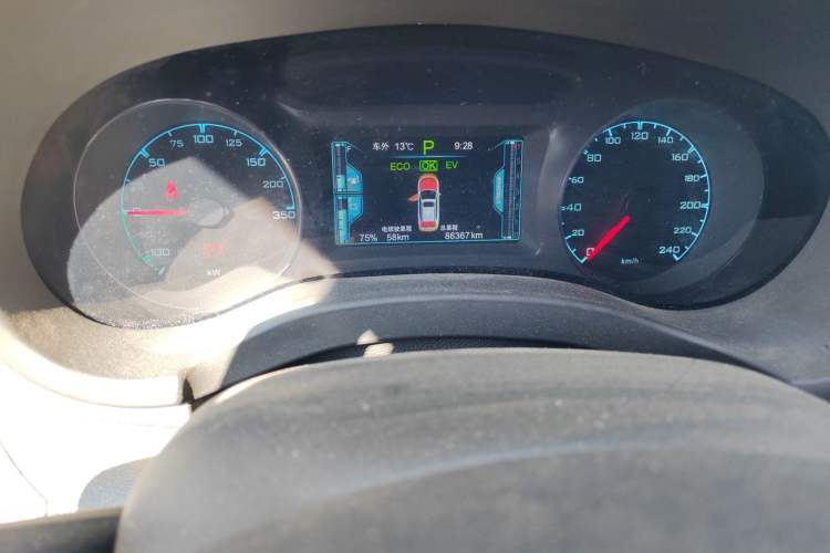 Used BYD Song New Energy 2017 Song DM 1.5TID All-Wheel Drive Luxury Model Odometer Close Up