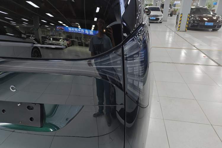 Used Geely Galaxy LEVC L380 2025 805 km Flagship Version All-Wheel Drive Exterior 3