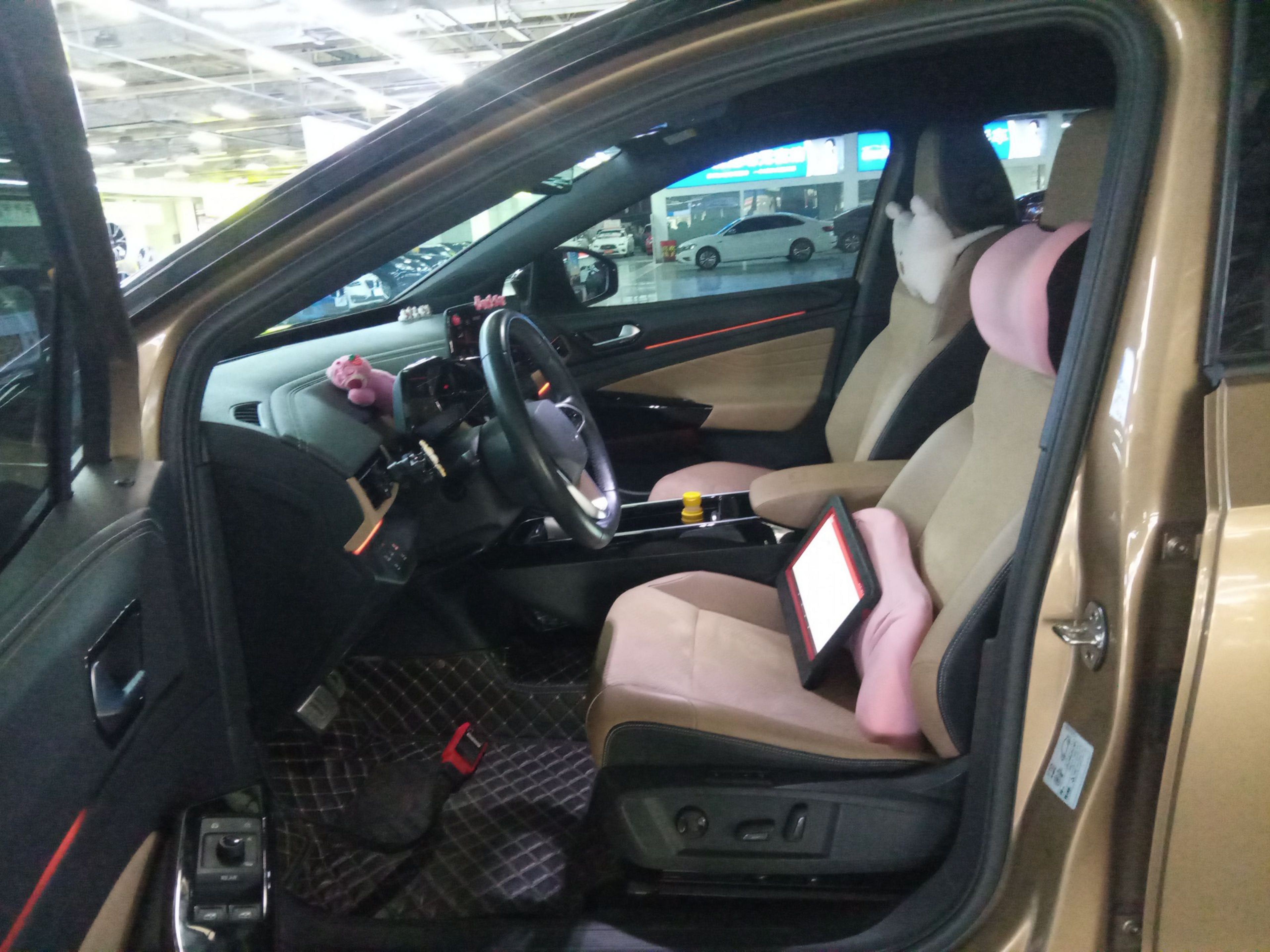 المقاعد الأمامية داخل السيارة
