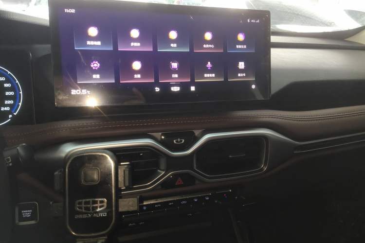 Used Geely Auto Haoyue 2022 1.8TD DCT Luxury 7-Seater Audio And AC Panel