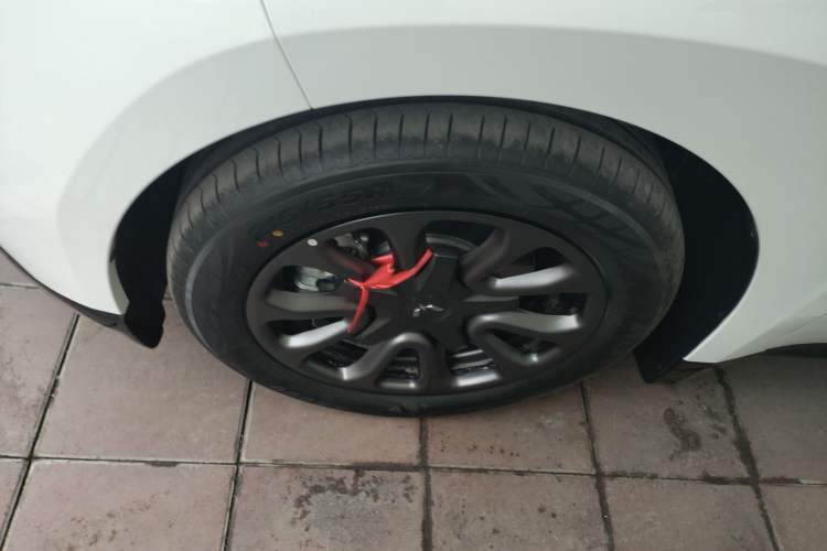 Used Wuling Xingguang 2025 70km Smart Standard Version Left Front Wheel Hub