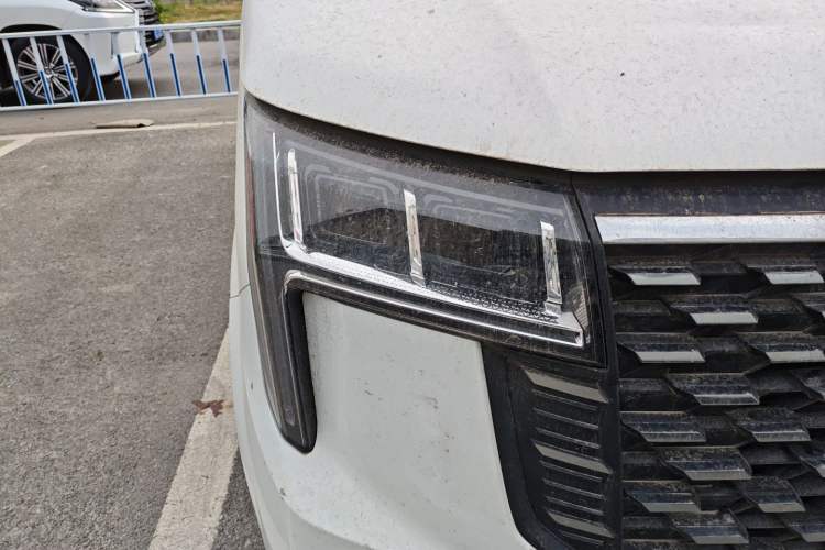 Used SAIC MAXUS Xintu V80 2023 2.0T Manual Classic Aoyuntong Short Wheelbase Ultra-Low Roof 5/6-Seater Right Front Headlight