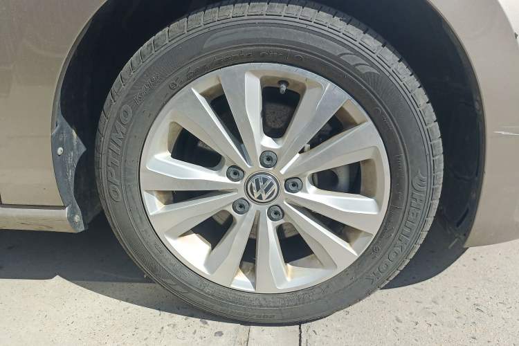 Used Volkswagen Golf Sportsvan 2018 230TSI Automatic Trend Edition Right Front Wheel Hub