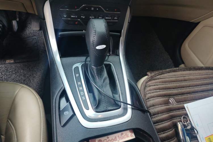 Used Ford Edge 2015 2.0T GTDi Two-Wheel-Drive High-Line Version