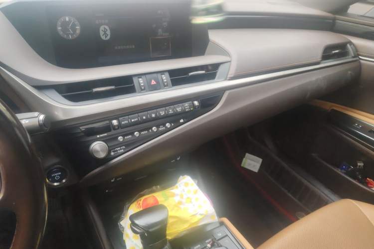 Used Lexus ES 2021 300h Excellence Edition
