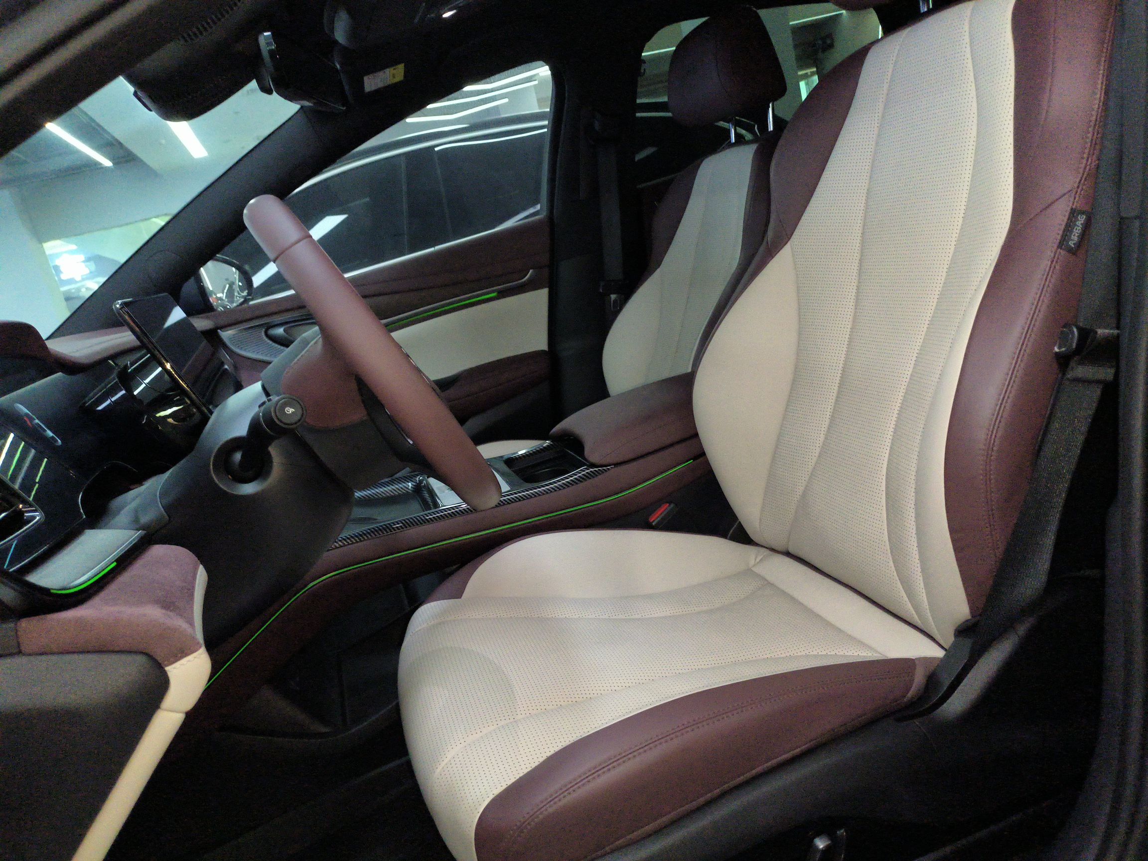 المقاعد الأمامية داخل السيارة