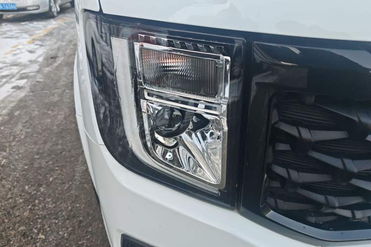 Used JMC Fushun 2023 2.0T Manual Short-Wheelbase Mid-Roof Commercial Van Transporter 2/3 Seats