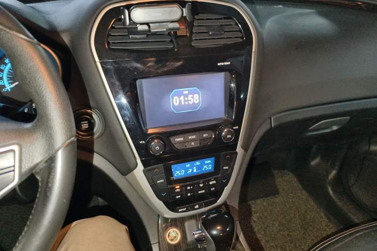 Used GAC Trumpchi GS5 Super 2015 1.8T Automatic All-Wheel-Drive Elite Edition Audio And AC Panel