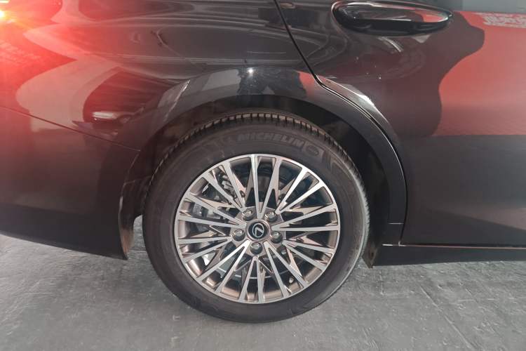 Used Lexus ES 2025 300h Deluxe Edition
