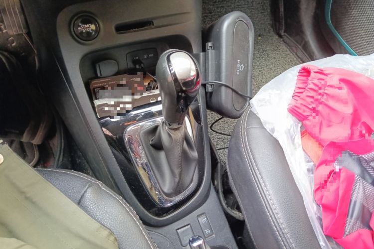 Used Renault Captur 2015 1.2T Automatic Luxury First Edition Gear Lever