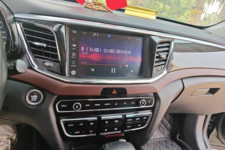 Used GAC Trumpchi GS8 2017 320T Two-Wheel Drive Luxury Smart Connectivity Version (7 Seats) Audio And AC Panel