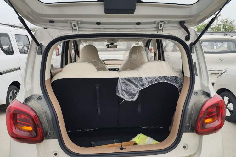 Used Wuling Hongguang MINIEV 2025 Four-Door Version Advanced Edition Trunk