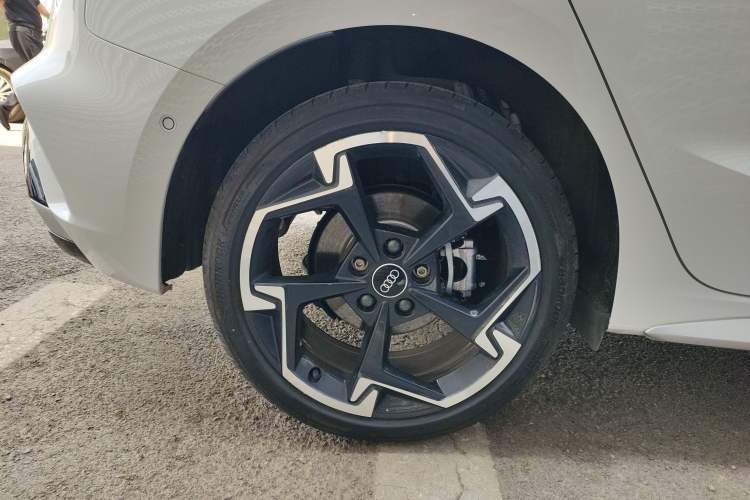 Used Audi A3 2025 Sportback 35TFSI Prestige Edition + Luxury Selection Package Right Rear Wheel Hub