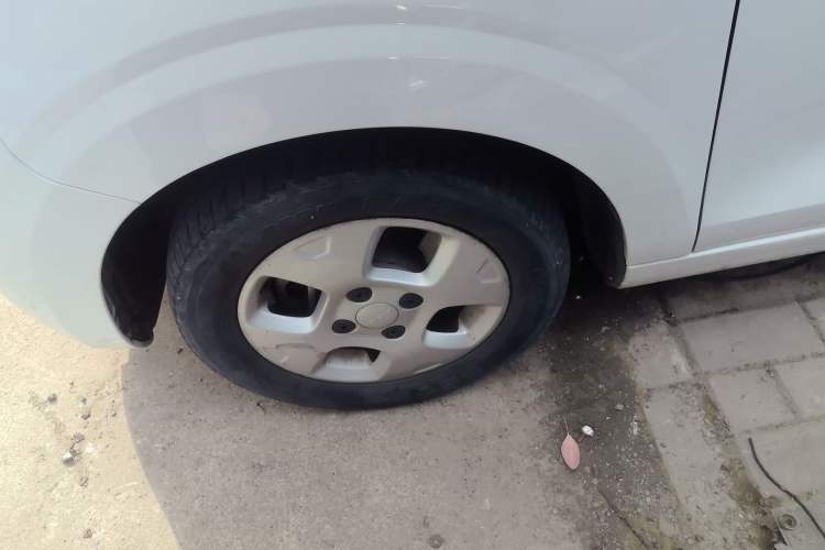 Used Roewe Clever 2021 302 km New Four-Seater Super-Efficient Version Left Front Wheel Hub