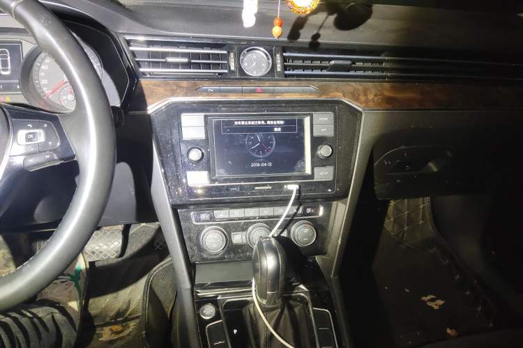 Used Volkswagen Magotan 2018 330TSI DSG Luxury Model Audio And AC Panel