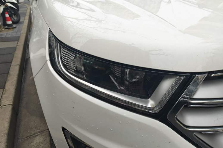 Used Ford Edge 2017 EcoBoost 245 Two-Wheel-Drive Sporty 7-Seater Right Front Headlight