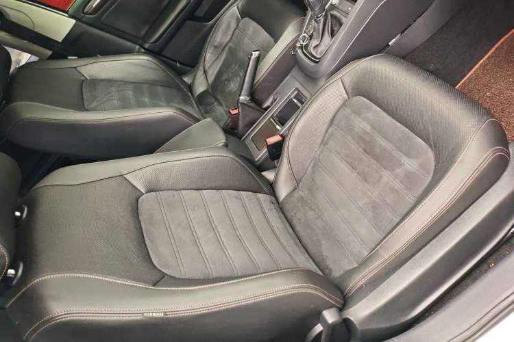 Used Volkswagen Sagitar 2015 230TSI Automatic Luxury Model Right Front Seat