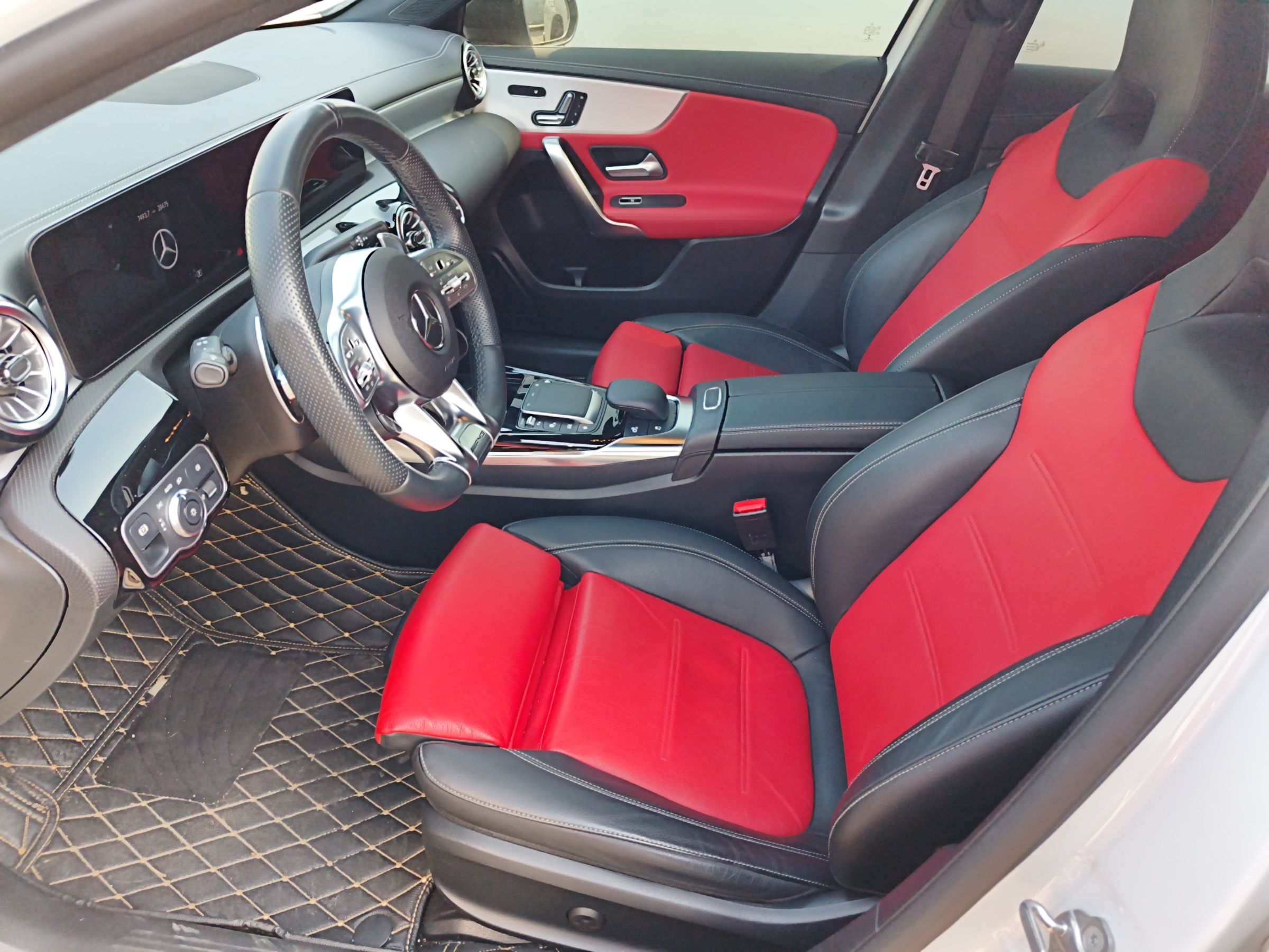 المقاعد الأمامية داخل السيارة