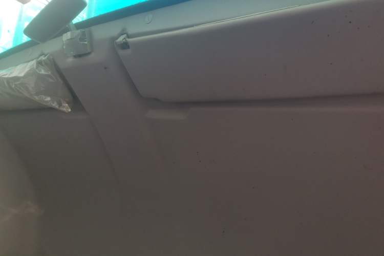 Used Iveco Daily 2023 2.5T V40 Van Long Wheelbase Mid-Roof Design Dual Tires Side-Swing Doors 2-3 Seater