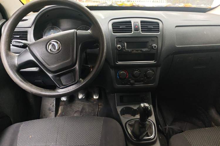 Used Dongfeng Fengon 330 2016 1.2L Manual Base Version DK12-07 Center Console