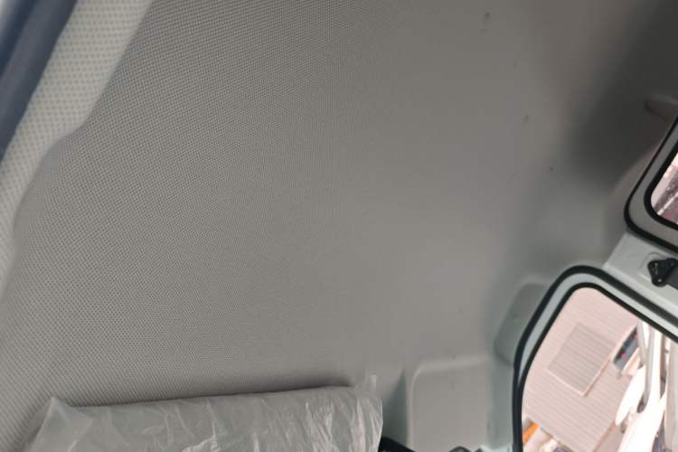 Used Wuling Yangguang 2024 300km Comfort-Grade Passenger Van 60kW