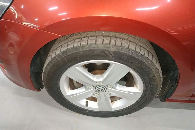 Used Volkswagen Golf 2015 1.4TSI Automatic Comfort Model Left Front Wheel Hub