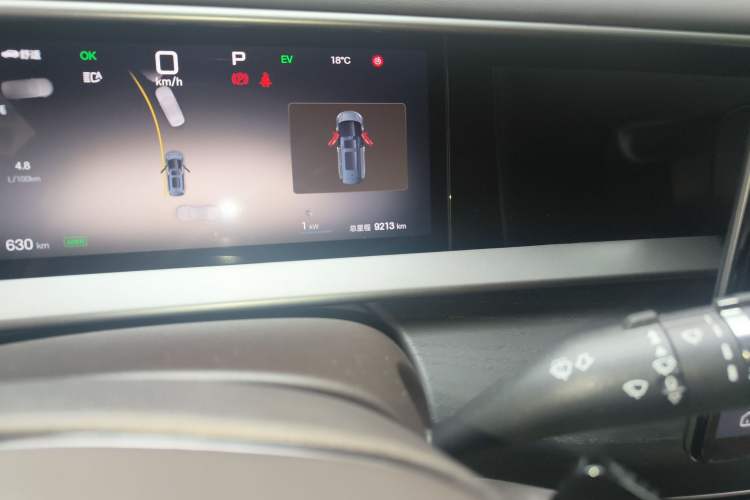 Used Denza D9 2025 DM-i Intelligent Drive 1020 Four-Wheel Drive Flagship Model
