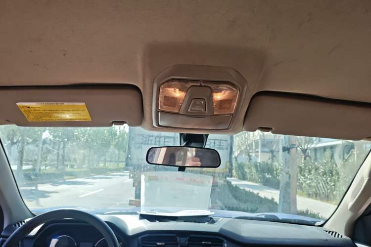 Used SAIC MAXUS T70 2019 2.0T Diesel Automatic Two-Wheel Drive Comfort Edition with Long Bed and High Ground Clearance
