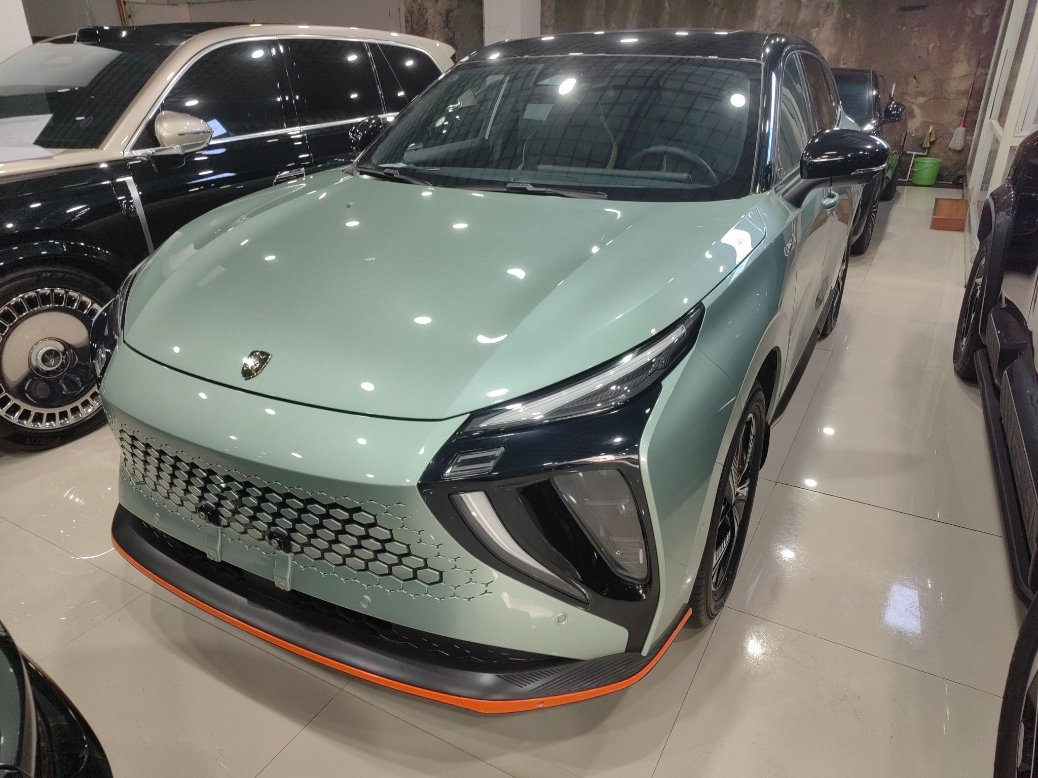 Под передней частью автомобиля