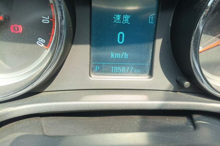 Used Buick Regal 2015 1.6T Leading Technology Model Odometer Close Up