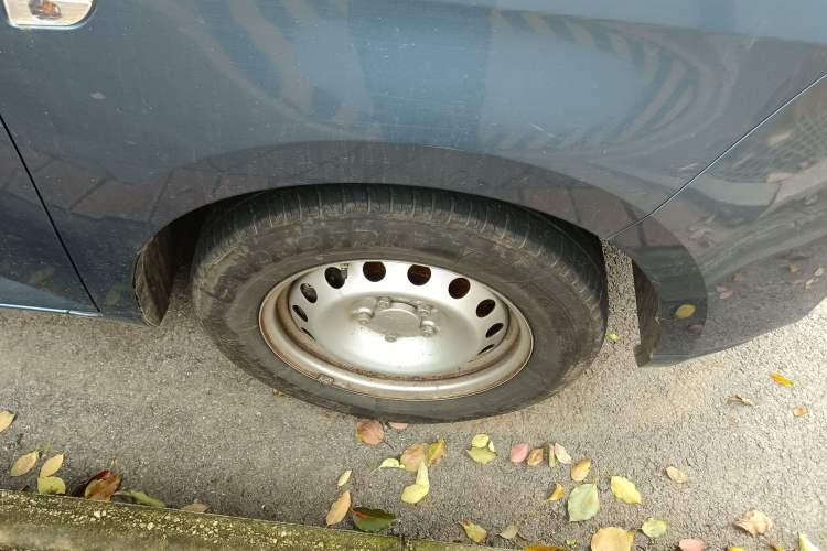 Used Wuling Hongguang PLUS 2020 1.5L Manual Standard Edition 5 Seats Right Front Wheel Hub