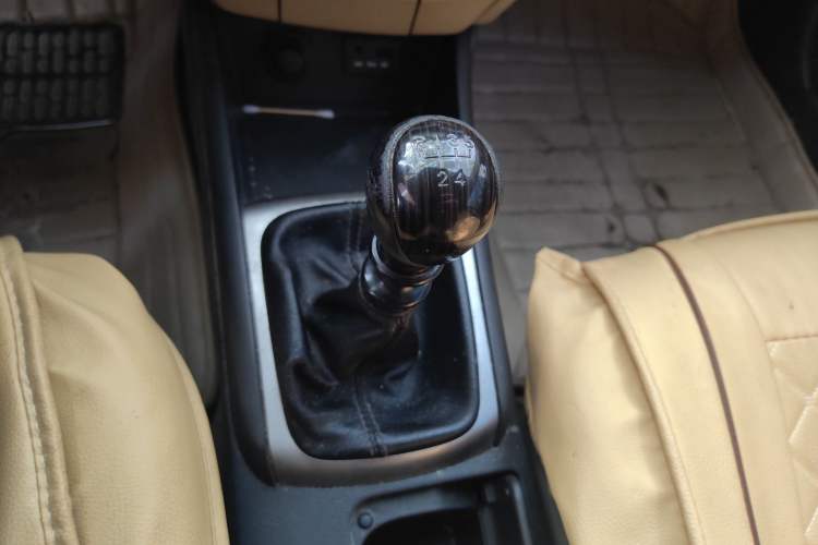 Used Hyundai Celesta 2011 1.6L Manual Comfort Edition Gear Lever