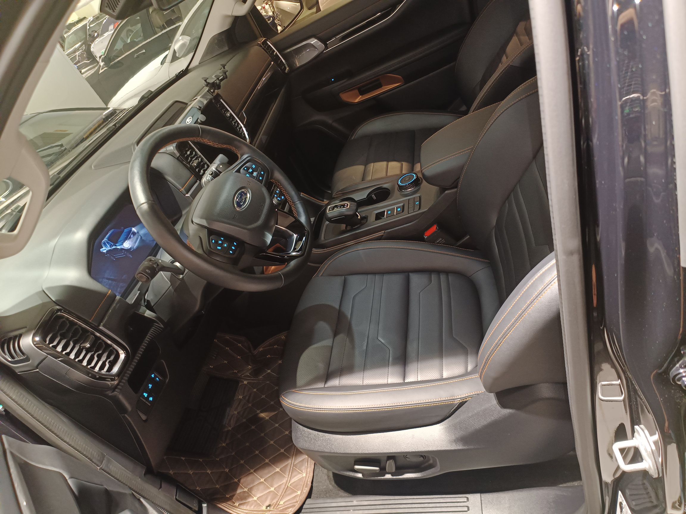 المقاعد الأمامية داخل السيارة