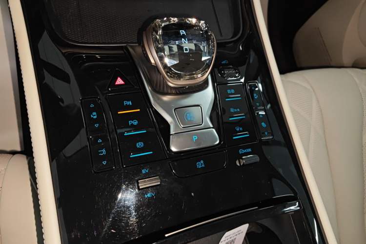 Used Denza D9 2025 DM-i Intelligent Drive 1020 Four-Wheel Drive Prestige Model