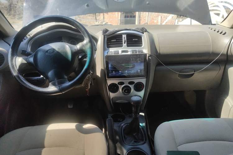 Used Huatai Santa Fe Classic 2012 2.0L Gasoline Manual Two-Wheel Drive Comfort Version Center Console